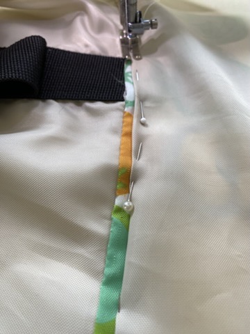破れた部分を縫い合わせる画像